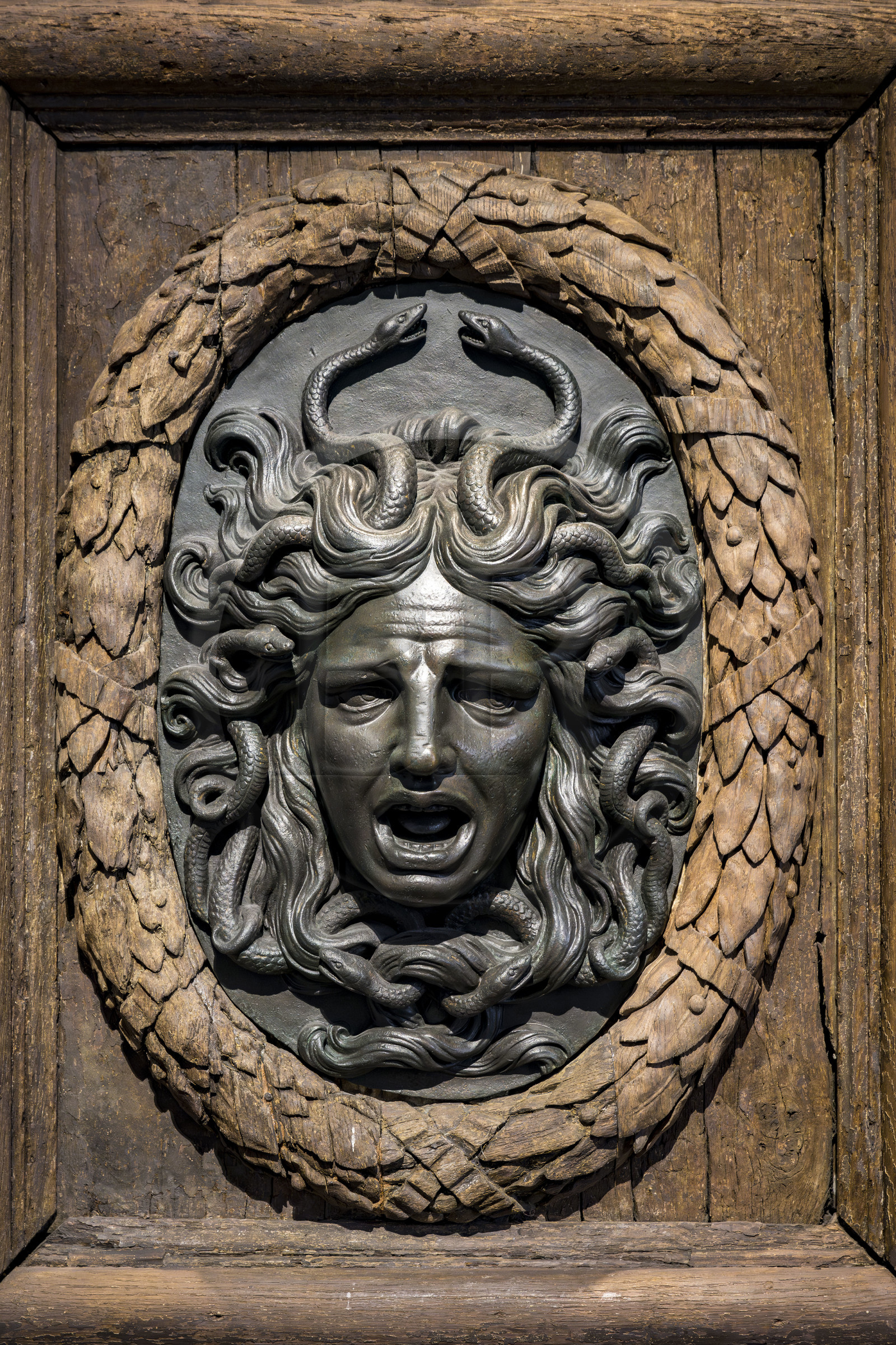 France, Paris (75), quartier du Marais, Musée Carnavalet, médaillon de la tête de Méduse ou Medusa en bronze sur la porte de l'Hotel de Ville