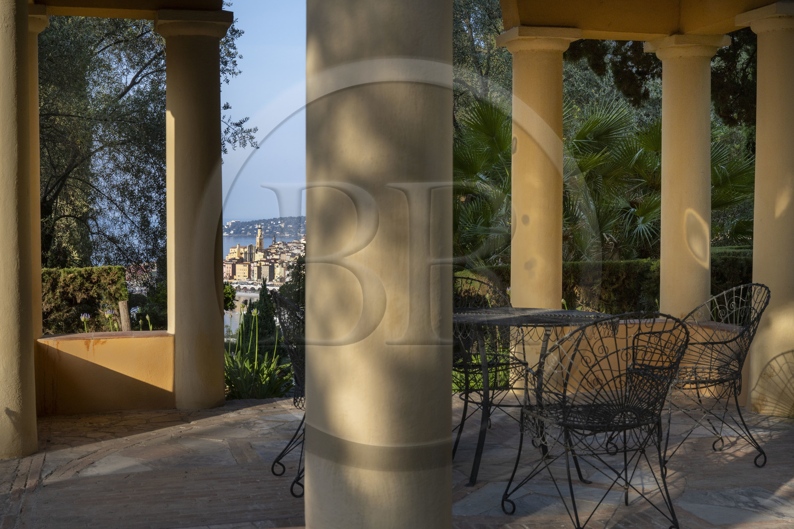 France, Alpes-Maritimes (06), Menton, Domaine des Colombieres, vue sur la ville depuis le jardin du domaine créé par Ferdinand Bac