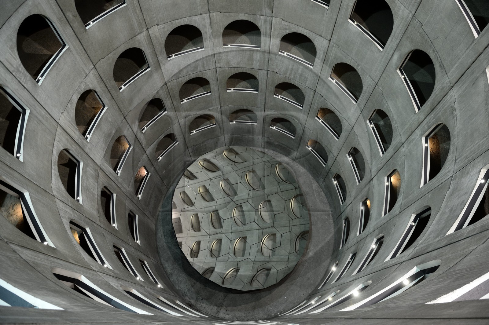 France, Rhône (69), Lyon, Place des Célestins, parking souterrain hélicoïdal conçu par Michel Targe, Daniel Buren et Jean-Michel Wilmotte (1994)