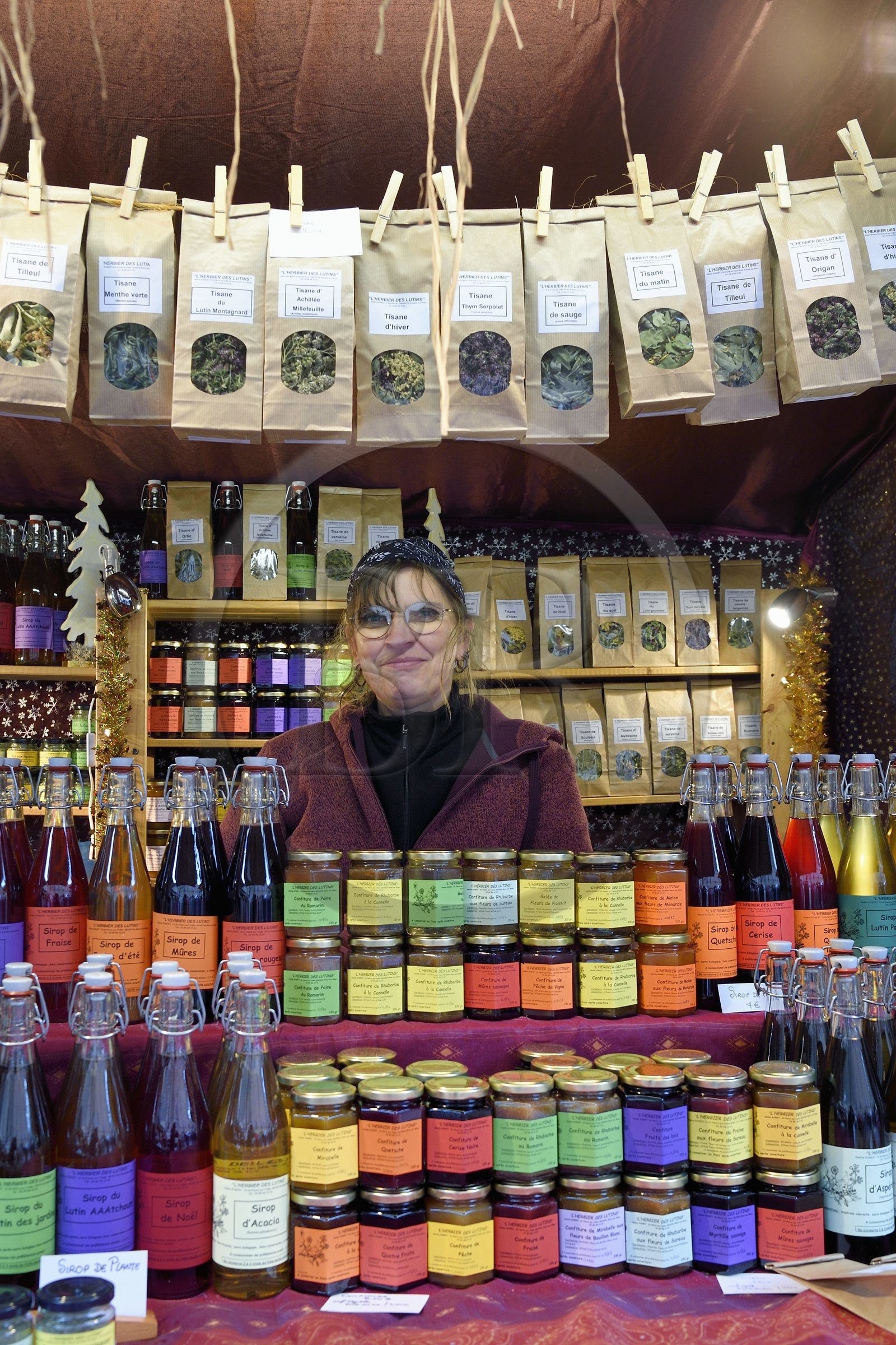 France, Haut-Rhin (68), Kaysersberg, stand de Nadine Robert de L'Herbier Des Lutins qui fait de la cueillette et transformation de plantes sauvages et de fruits