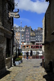 France, Calvados (14), Honfleur, le Vieux-Bassin, le quai Sainte-Catherine vu depuis une ruelle débouchant sur le quai Saint-Etienne