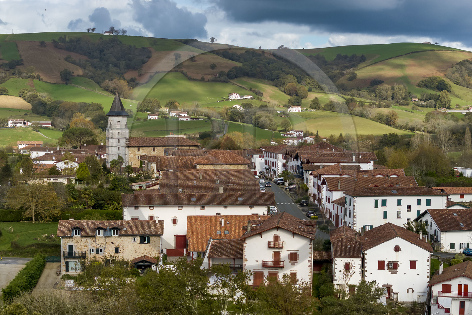 France, Pyrénées-Atlantiques (64), Pays-Basque, Ainhoa, labellisé Les Plus Beaux Villages de France, la rue principale et l'église Notre-Dame-de-l'Assomption (vue aérienne)