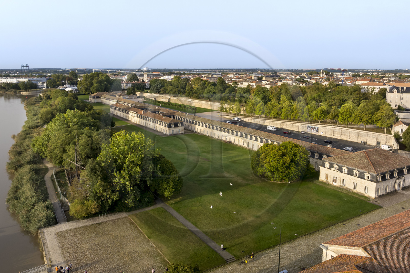 France, Charente-Maritime (17), Rochefort, Centre International de la mer dans l'ancien Arsenal maritime de Rochefort, la Corderie Royale conçue par Colbert en 1666 en bordure de la Charente (vue aérienne)