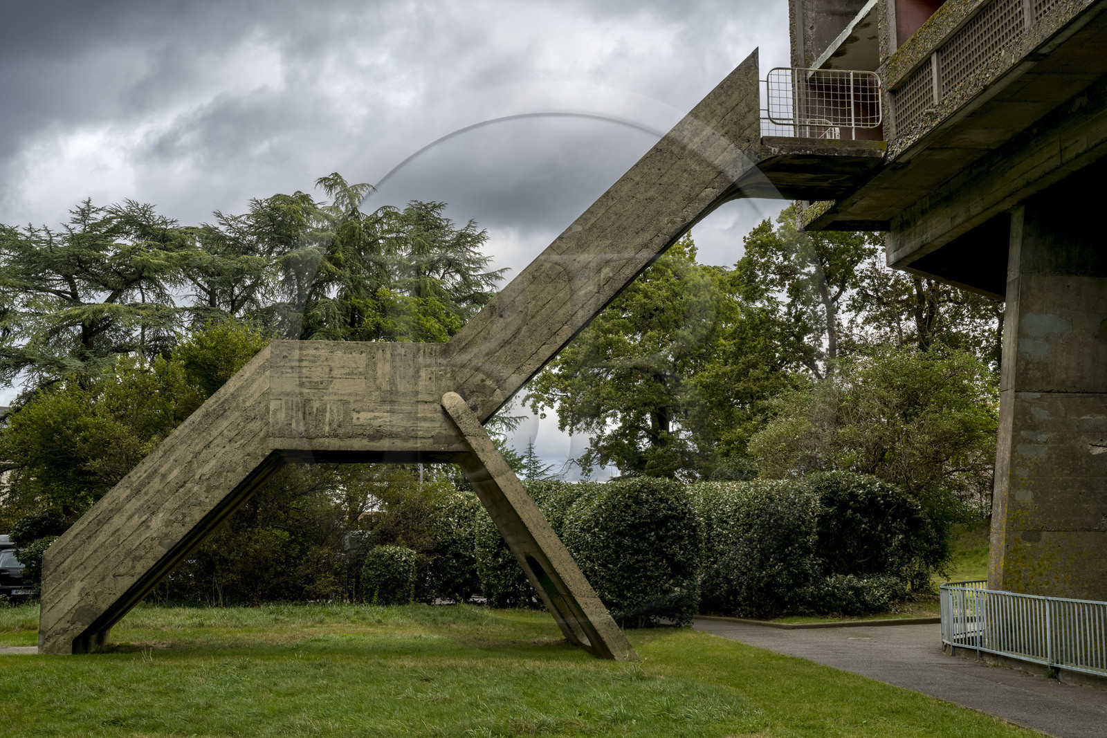 France, Loire-Atlantique (44), banlieue de Nantes, Rezé, la Maison Radieuse par l'architecte Le Corbusier, escalier de secours extérieur
