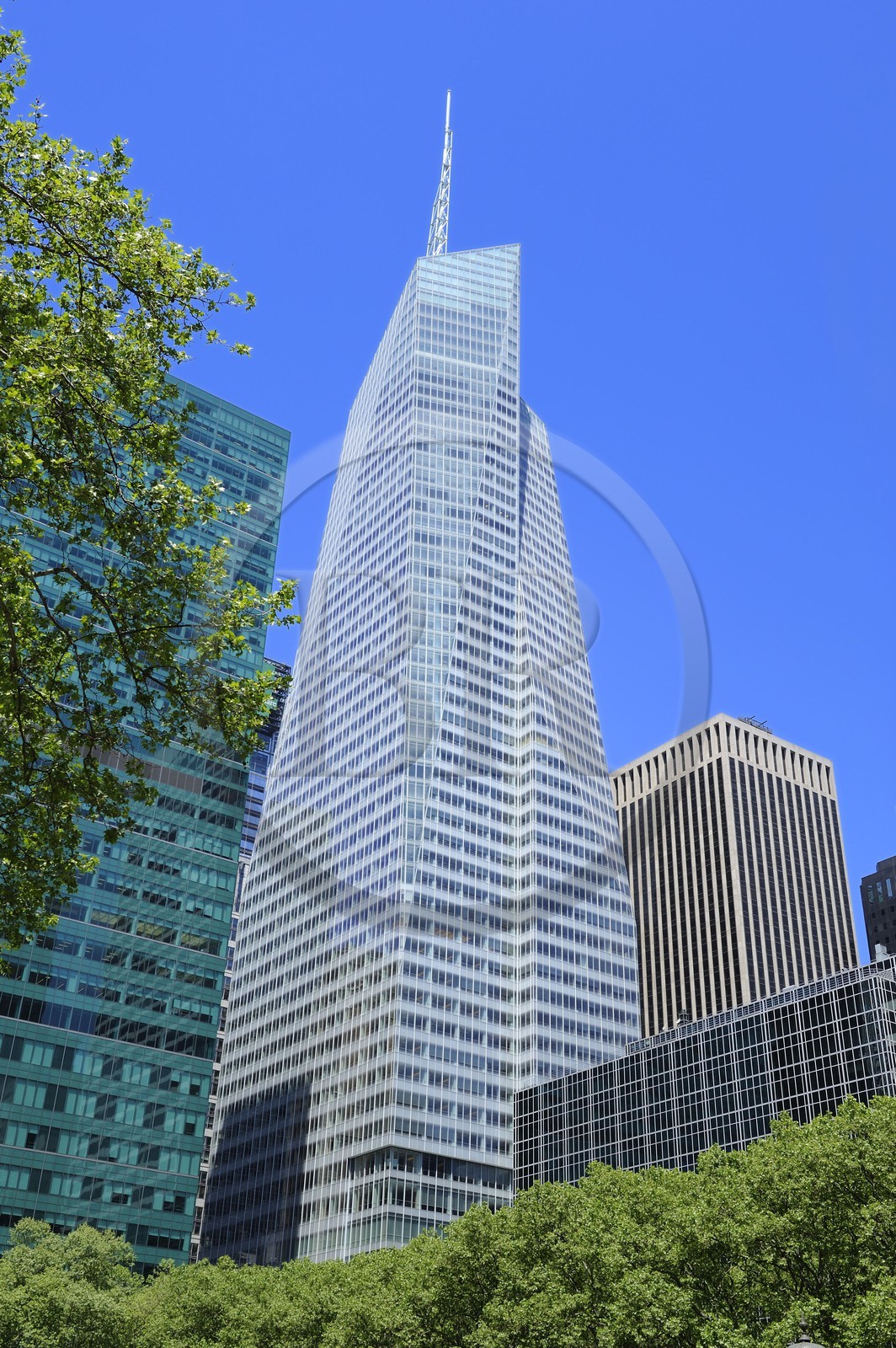 Etats-Unis, New York, Manhattan, Midtown, Bank of America Tower (2009) sur la 42nd Street et 6th Avenue depuis Bryant Park