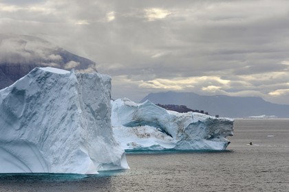 Greenland, west coast, Uummannaq, icebergs in front of the town