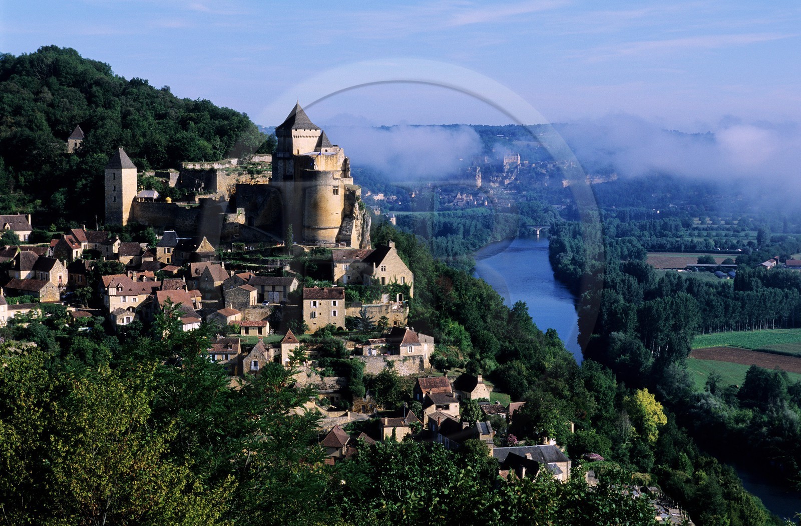 France, Dordogne (24), château de Castelnaud-la-Chapelle surplombant la Dordogne