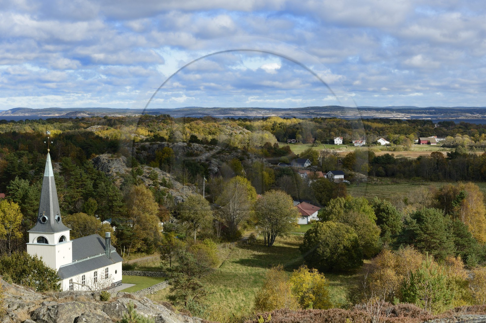 Suède, Västra Götaland, Iles Koster, Sydkoster, l'église de l'ile vue du rocher de Valfjäll