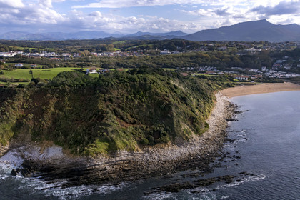 France, Pyrénées-Atlantiques (64), la côte du Pays-Basque, Saint-Jean-de-Luz, sentier du littoral sur le GR 8, la pointe surplombant la plage d’Erromardie à droite et la montagne de La Rhune en arrière plan (vue aérienne)