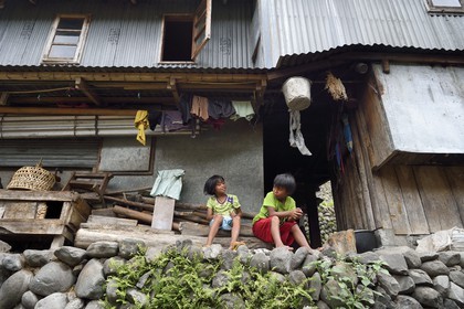Philippines, Ifugao province, Banaue region, village of Cambulo, children outside the family home
