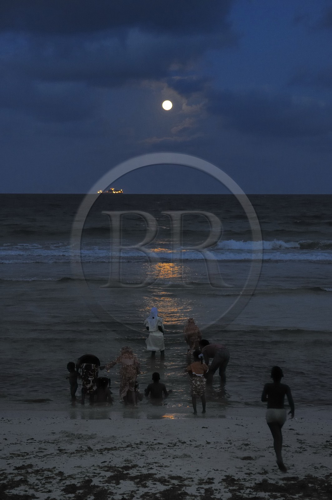 Tanzania, Dar es-Salaam, there is still lot of people at Coco Beach at dusk on Sunday