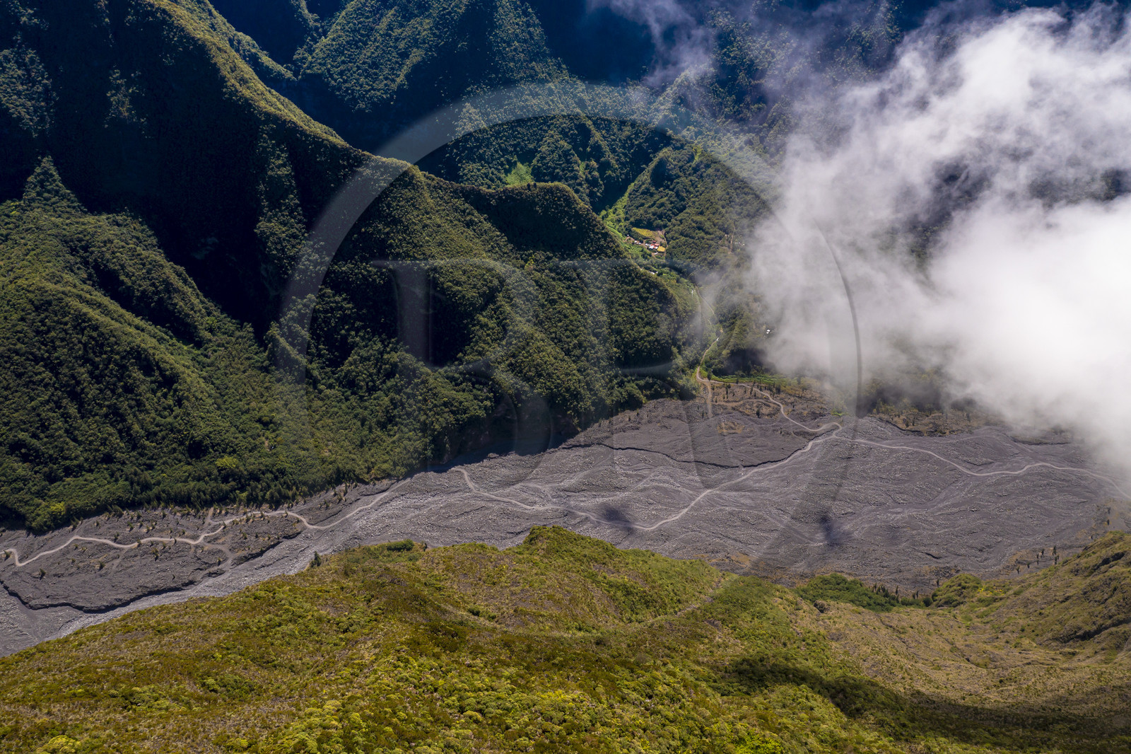 France, Ile de la Reunion, Parc National de la Réunion classé Patrimoine Mondial de l'UNESCO, volcan du Piton de la Fournaise, vallée de la Rivière des Remparts (vue aérienne)