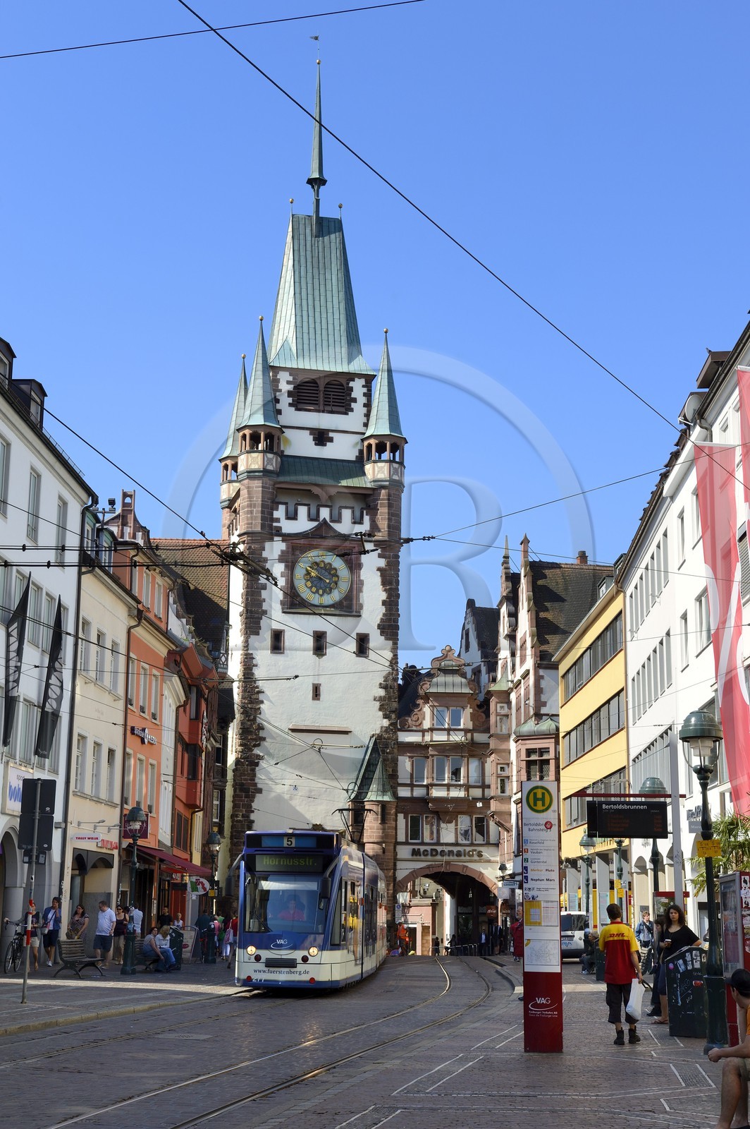 Allemagne, Bade-Wurtemberg, Fribourg en Brisgau, tram dans la rue Kaiser-Joseph Strasse et la Porte Saint-Martin Martinstor en arrière plan