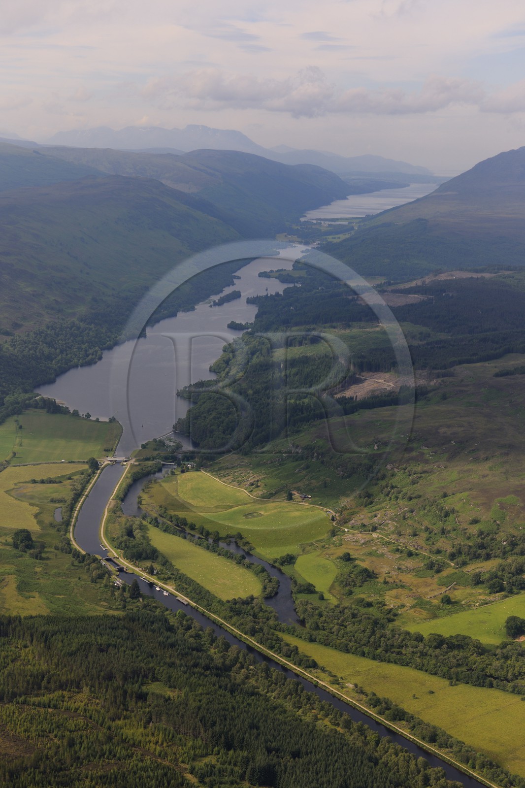 Royaume-Uni, Ecosse, Highland, canal Calédonien qui relie la côte est à la côte ouest de l'Ecosse et le Loch Oich en arrière plan (vue aérienne)