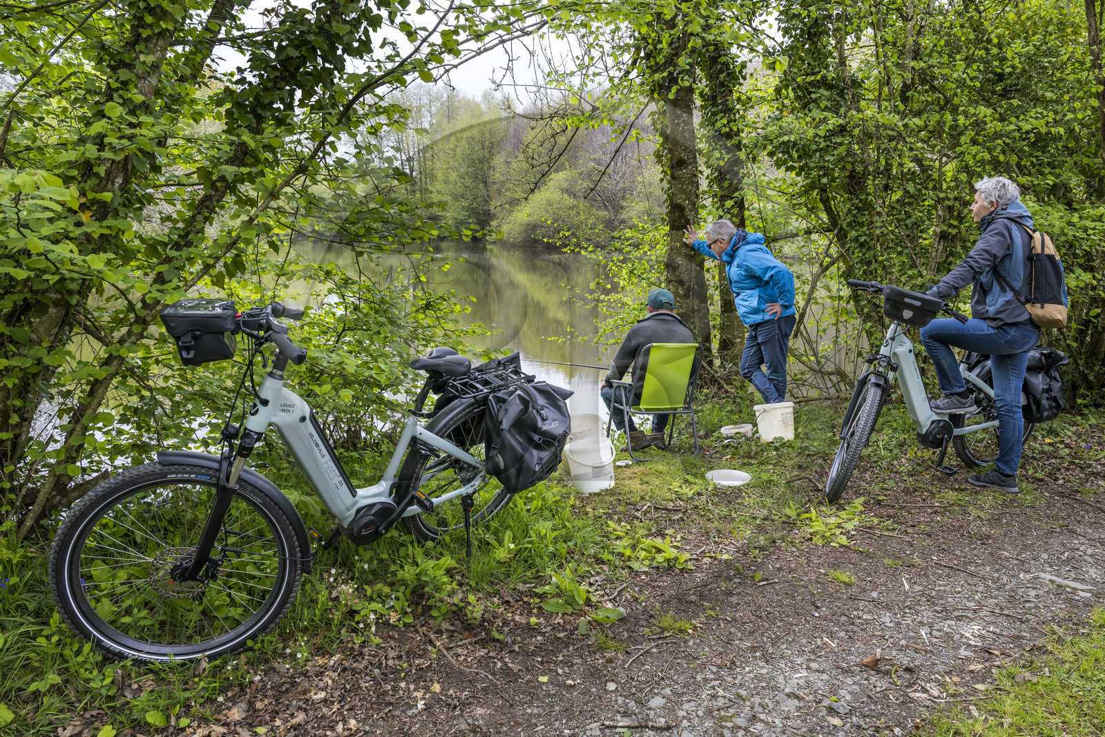 France, Vendée (85), Saint-Mesmin, randonnée cycliste sur la piste de la véloroute Vendée Vélo Tour, rencontre avec un pêcheur à la ligne