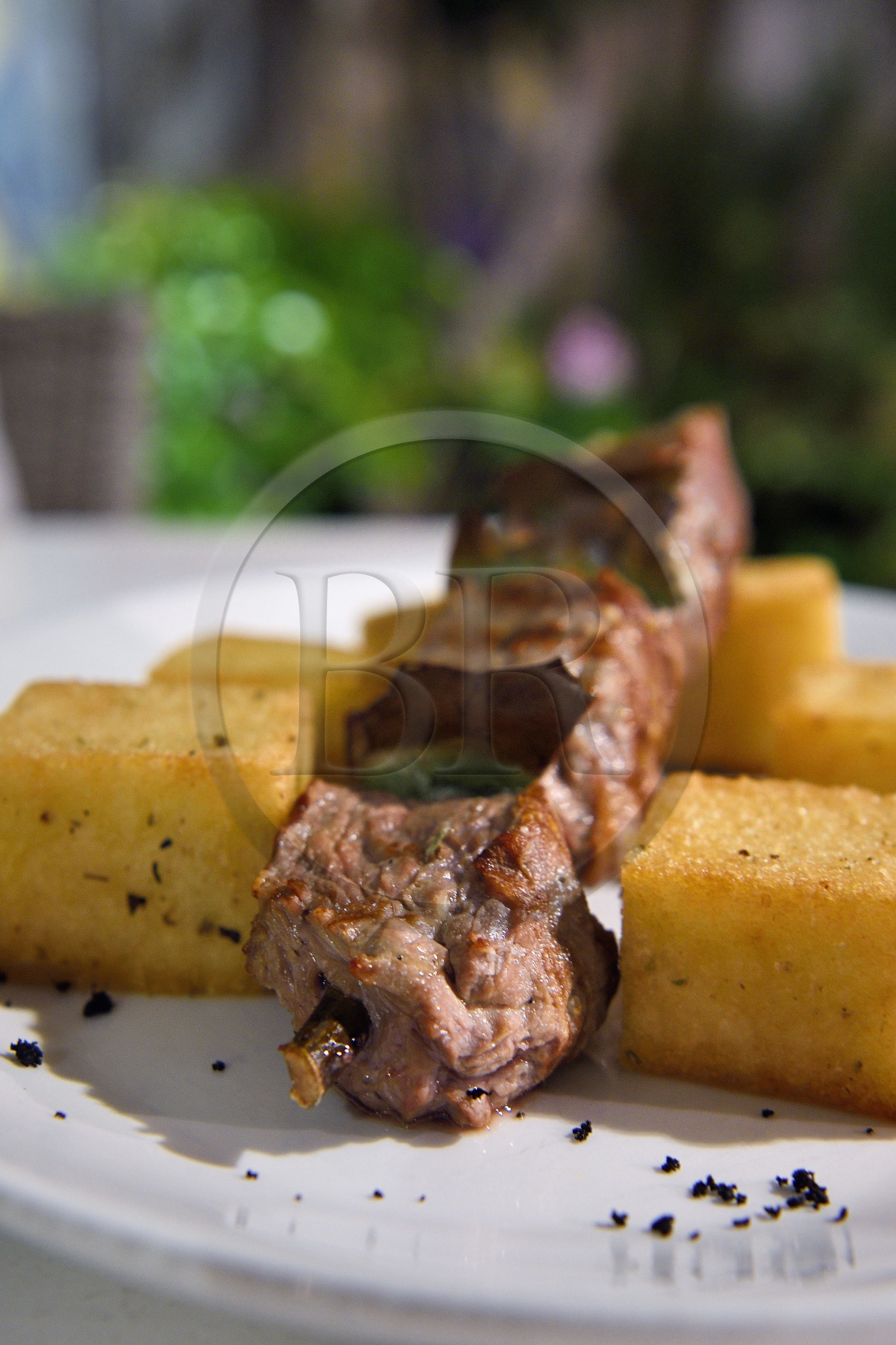 Portugal, Ile de Madère, Funchal, brochette de bœuf mis sur un bâton de laurier et cuite au feu de bois