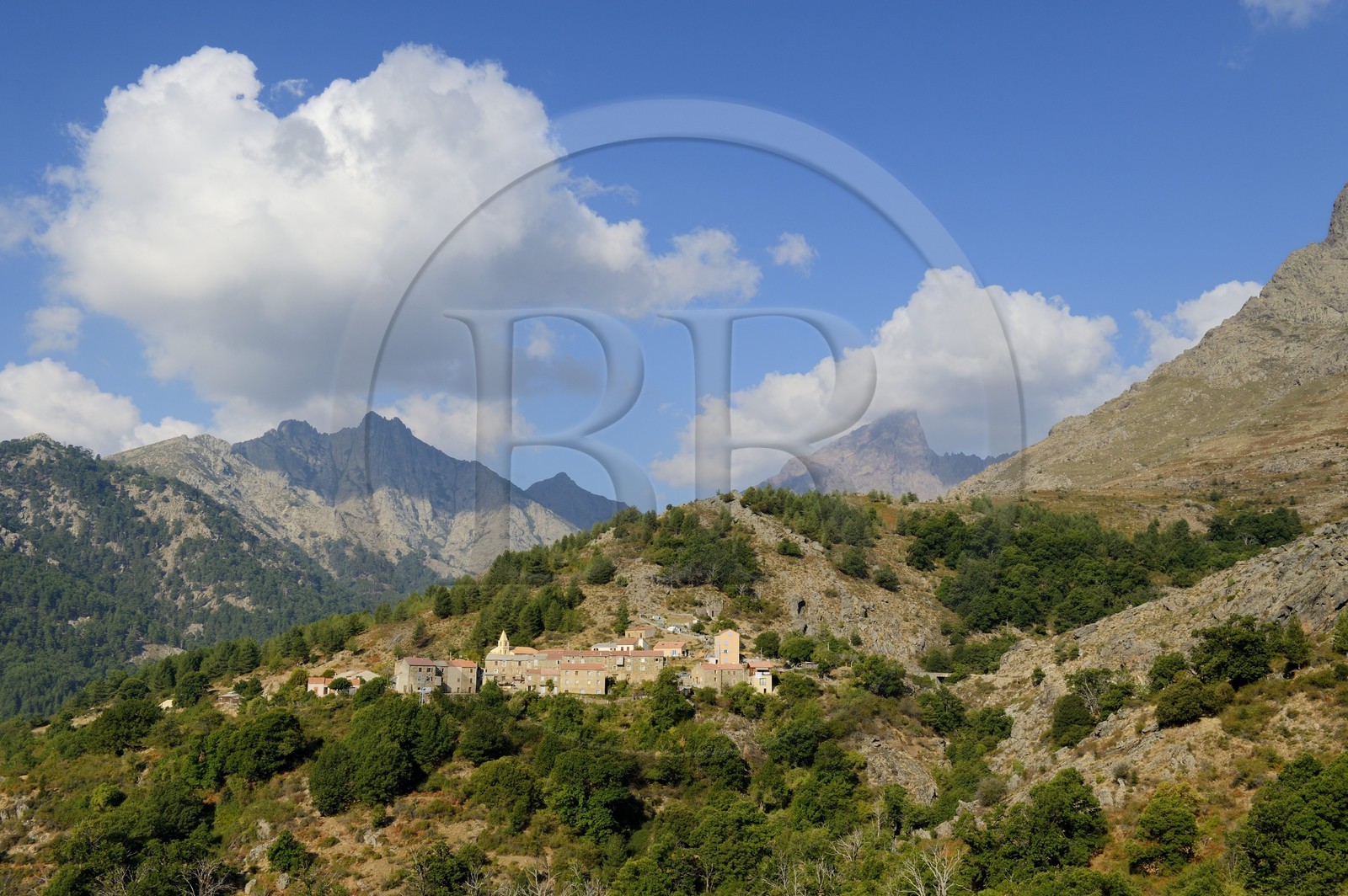 France, Haute-Corse (2B), région du Niolu (Niolo), Calasima plus haut village de Corse (1 095m) au pied de la montagne du Paglia Orba en forme d’aileron de requin