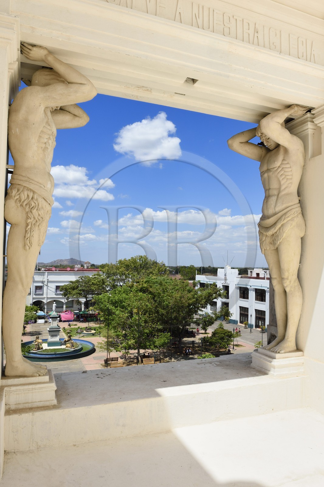 Nicaragua, Leon, atlantes de la Cathédrale basilique royale de l'Assomption de la Bienheureuse Vierge Marie (Basilica Catedral de la Asuncion) classée Patrimoine Mondial de l'UNESCO, la place centrale