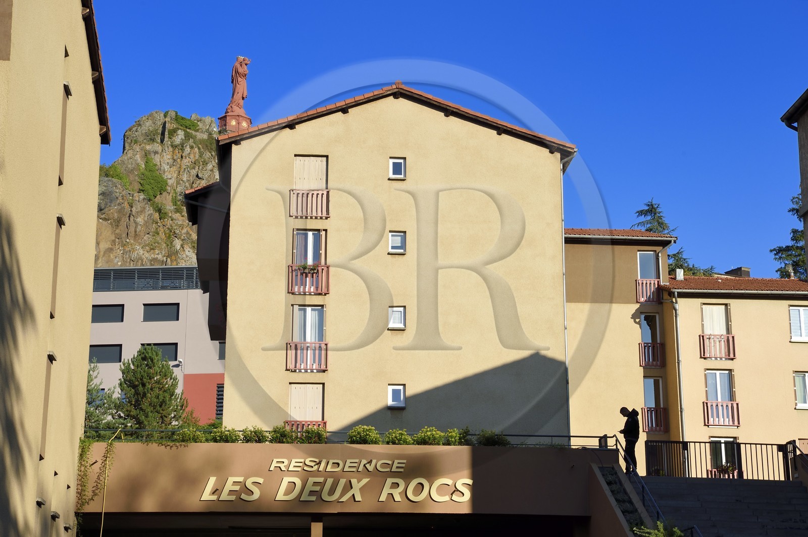 France, Haute-Loire (43), Le Puy-en-Velay, étape classée Patrimoine Mondial de l'UNESCO dans le cadre des chemins de Compostelle, la statue de Notre-Dame de France (de 1860) au sommet du Rocher Corneille