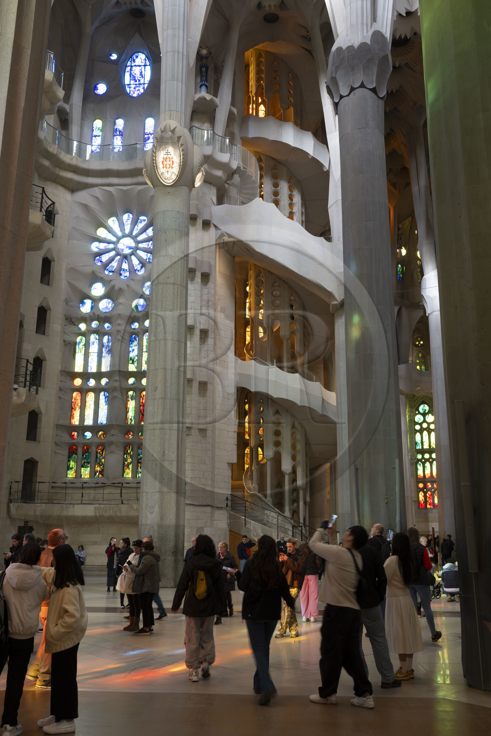Espagne, Catalogne, Barcelone, quartier de l'Eixample, basilique de la Sagrada Familia de l'architecte du modernisme catalan Antoni Gaudi classée Patrimoine Mondial de l'UNESCO, un des deux escaliers en colimaçon du déambulatoire donnant accès à la partie supérieure du chœur