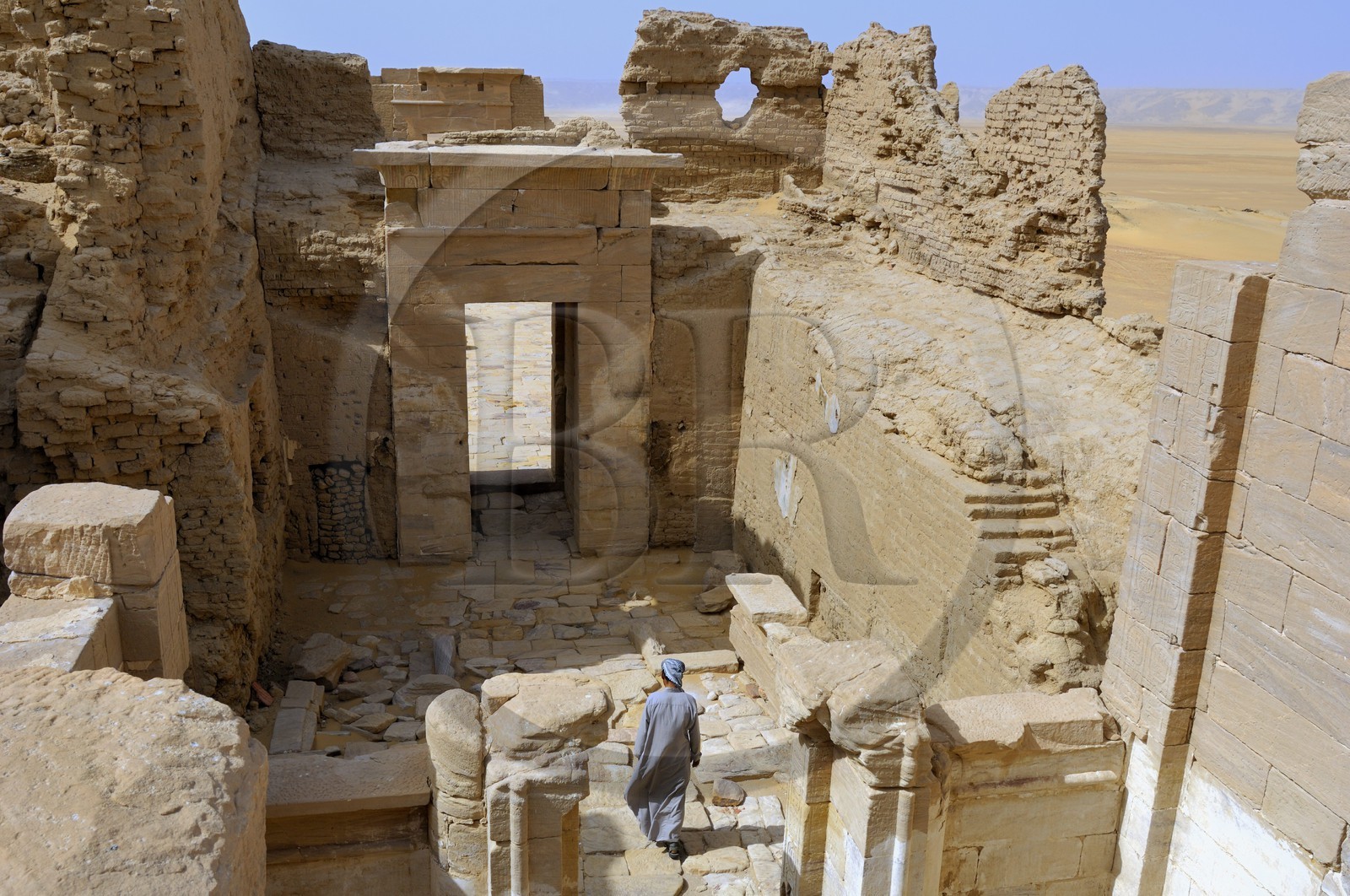 Egypte, désert libyque, El-Dush au sud de l'oasis de Kharga, le temple de l'époque Ptolémaique dédié à Isis et Osiris dans le fort romain