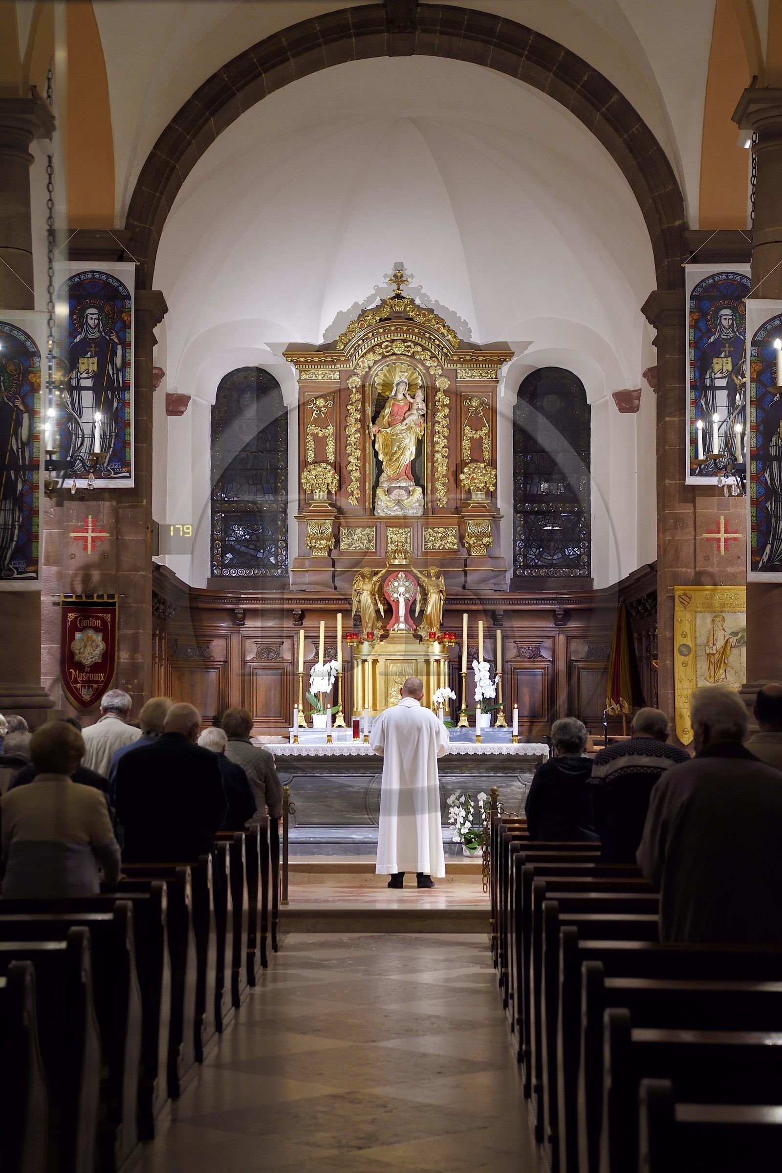 France, Bas-Rhin (67), Mont Saint-Odile, abbaye de Hohenbourg encore appelée couvent du Mont-Sainte-Odile, messe à la basilique