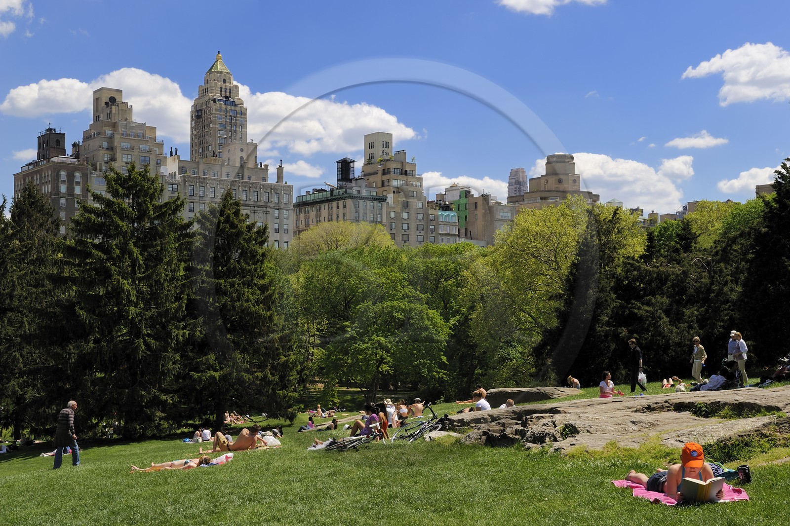 Etats-Unis, New York, Manhattan, Central Park, farniente  le dimanche sur une pelouse vers l'Upper East Side