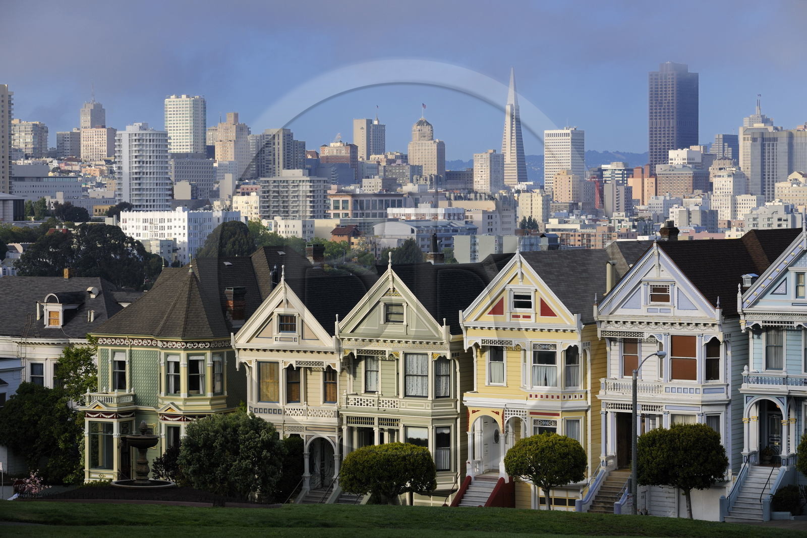Etats-Unis, Californie, San Francisco, maisons victoriennes d'Alamo Square et le quartier d'affaires en arrière-plan