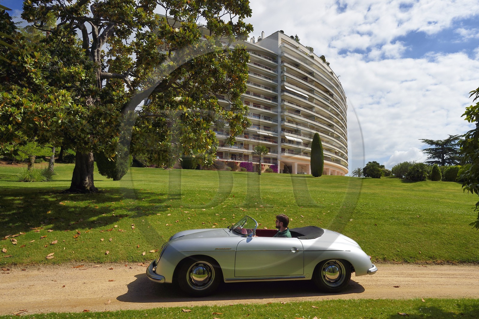 France, Alpes-Maritimes (06), Cannes, Super-Cannes, Porsche Speedster 356 décapotable de collection devant la résidence Saint-Michel Valetta où Francois Truffaut a tourné plusieurs scènes de La Mariée était en Noir avec Jeanne Moreau