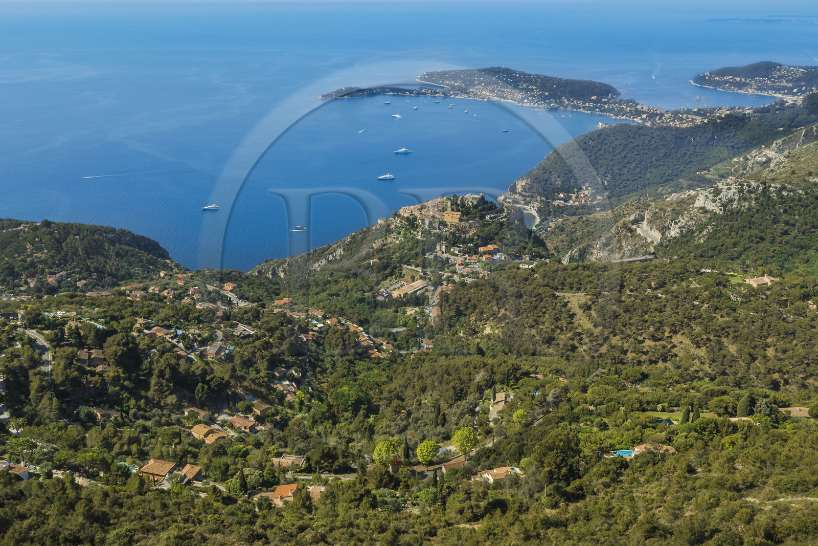 France, Alpes-Maritimes (06), le village perché d'Eze sur la moyenne corniche et la presqu'ile de Saint-Jean-Cap-Ferrat en arrière plan