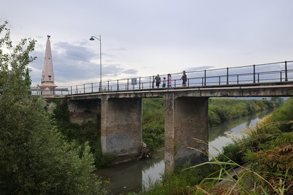 Italie, province de Verone, Arcole, la bataille du Pont d'Arcole qui a vu la victoire de Napoléon Bonaparte s'est déroulée du 15 au 17 novembre 1796 lors de la première campagne d’Italie et l'obélisque érigé en 1810 sur la rive droite de l'Alpone