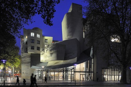 France, Paris (75), la Cinémathèque Française (ex American Center) de l'architecte Frank O. Gehry dans le parc de Bercy