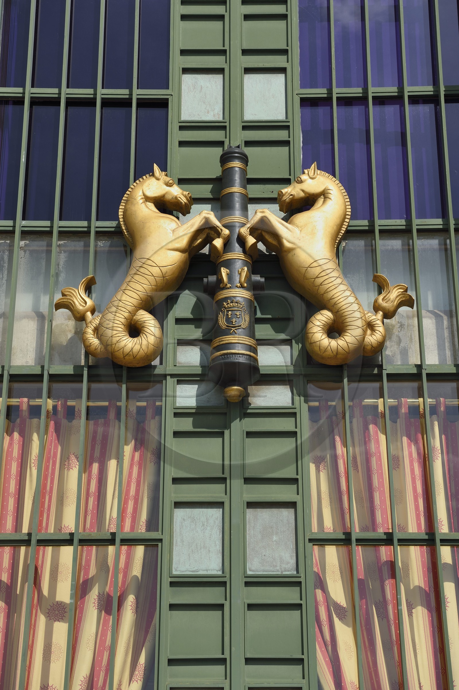 France, Var (83), Toulon, la base navale (Arsenal), porte donnant sur le port de la préfecture maritime de la Méditerranée