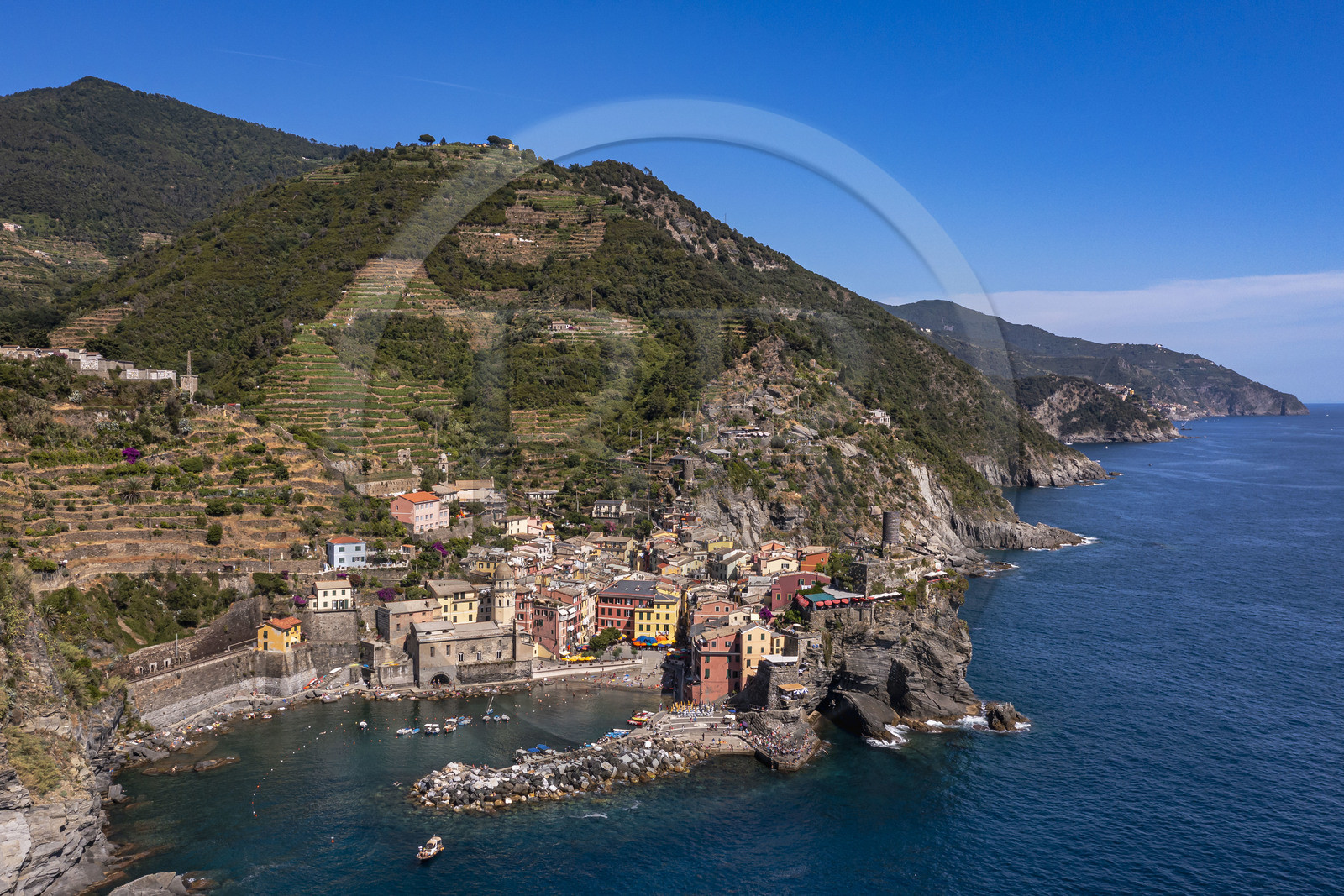 Italie, Ligurie, Cinque Terre, parc national des Cinque Terre classé Patrimoine Mondial de l'UNESCO, village de Vernazza et son port (vue aérienne)