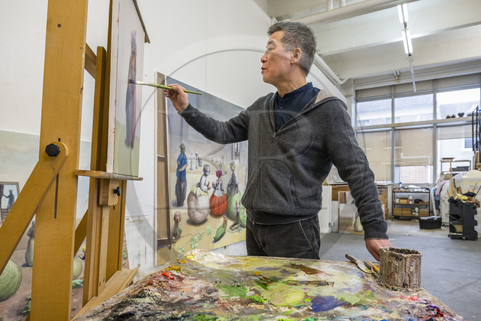 France, l'artiste peintre de Xiao Fan Ru dans son atelier aux Lilas près de Paris