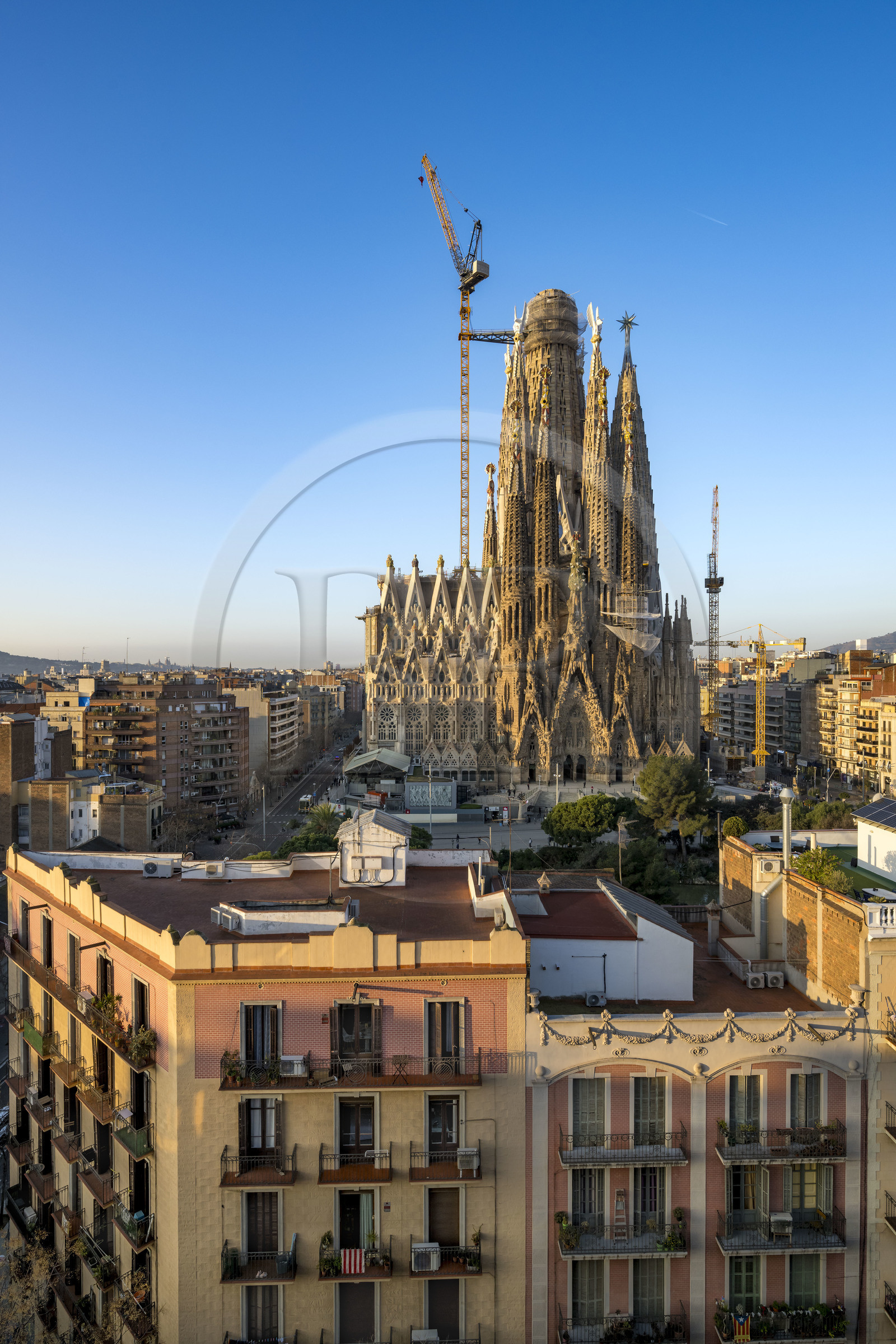 Espagne, Catalogne, Barcelone, quartier de l'Eixample, basilique de la Sagrada Familia de l'architecte du modernisme catalan Antoni Gaudi classée Patrimoine Mondial de l'UNESCO, façade de la Nativité et les immeubles environnant