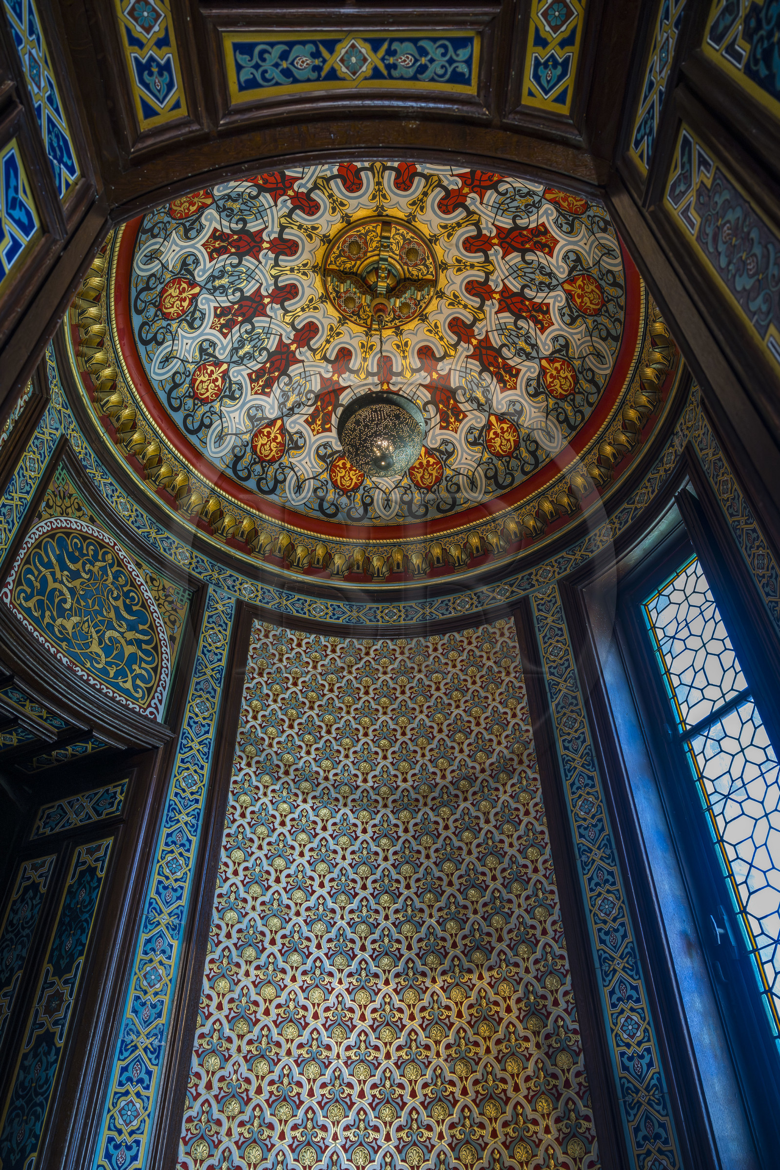 France, Pyrénées-Atlantiques (64), la côte du Pays-Basque, Hendaye, chateau d'Abbadia construit en 1870 par Eugène Viollet-le-Duc pour Antoine d'Abbadie d'Arrast, le fumoir arabe avec sa coupole peinte et parois en staff de style mauresque
