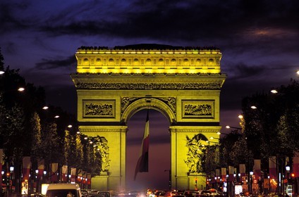 France, Paris (75), l'Arc de Triomphe sur l'avenue des Champs-Elysées