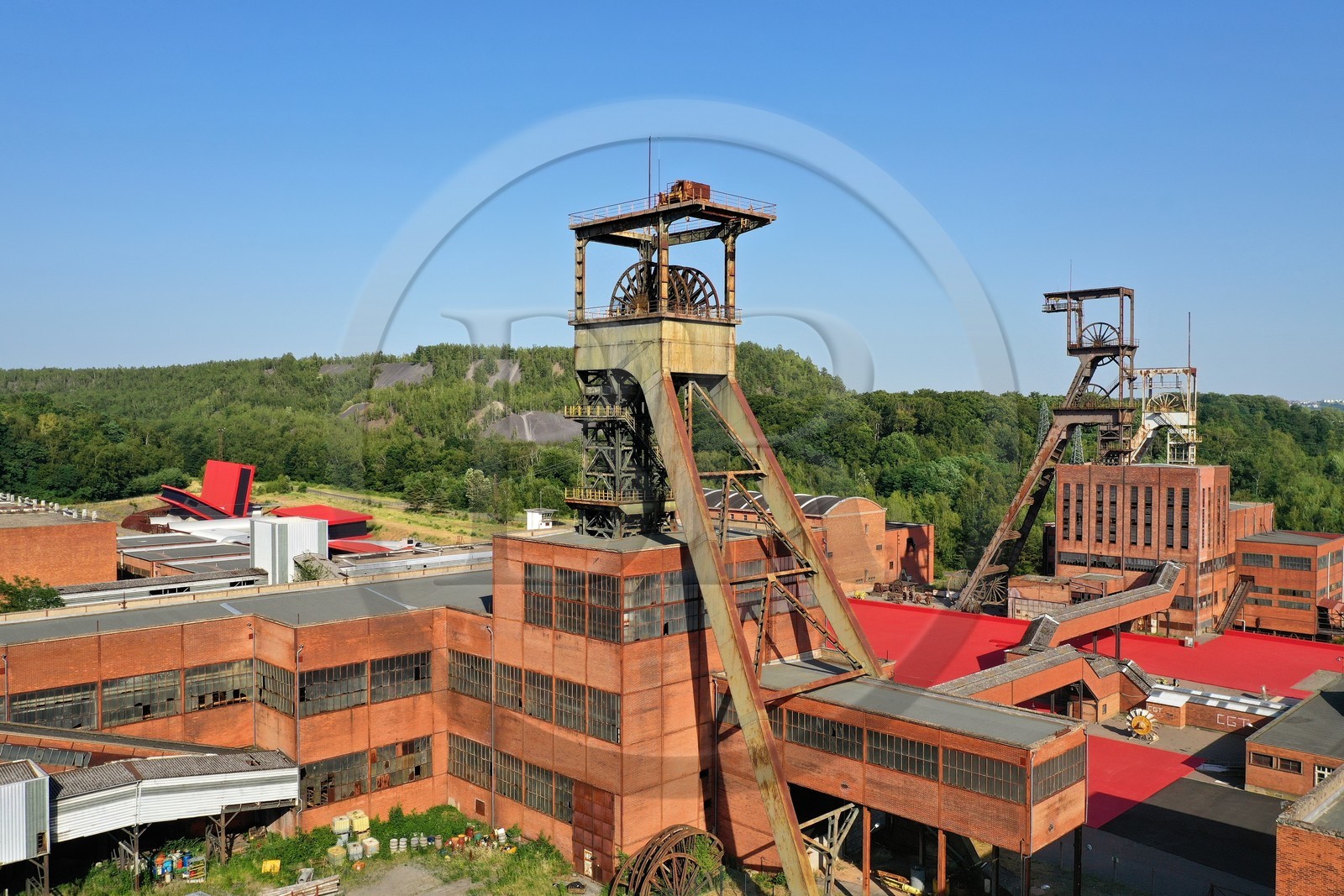 France, Moselle (57), Petite-Rosselle, le musée du carreau Wendel, le carreau Wendel et ses puits, terrils en arrière plan (vue aérienne)