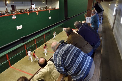 France, Pyrénées-Atlantiques (64), Pays-Basque, Saint-Jean-Pied-de-Port, trinquet Garat, traditionnelle partie de Pelote basque à main nue pour la coupe des Chasseurs