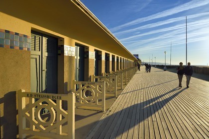 France, Calvados (14), Pays d'Auge, Deauville, les célèbres Planches sur la plage, bordée de cabines de bain de style Art déco, chacune d'elles portant le nom d'une célébrité ayant participé au Festival du cinéma américain de Deauville