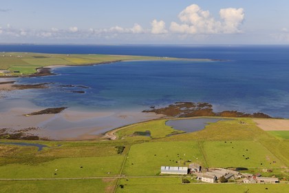 Royaume-Uni, Ecosse, Iles Orcades, Ile de Mainland, champs et fermes éparses le long du Deer Sound (vue aérienne)