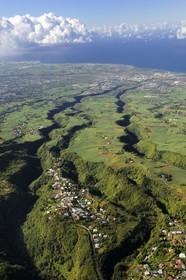 France, Ile de la Reunion, village Les Makes et la côte ouest vers Saint-Louis en arrière plan (vue aérienne)