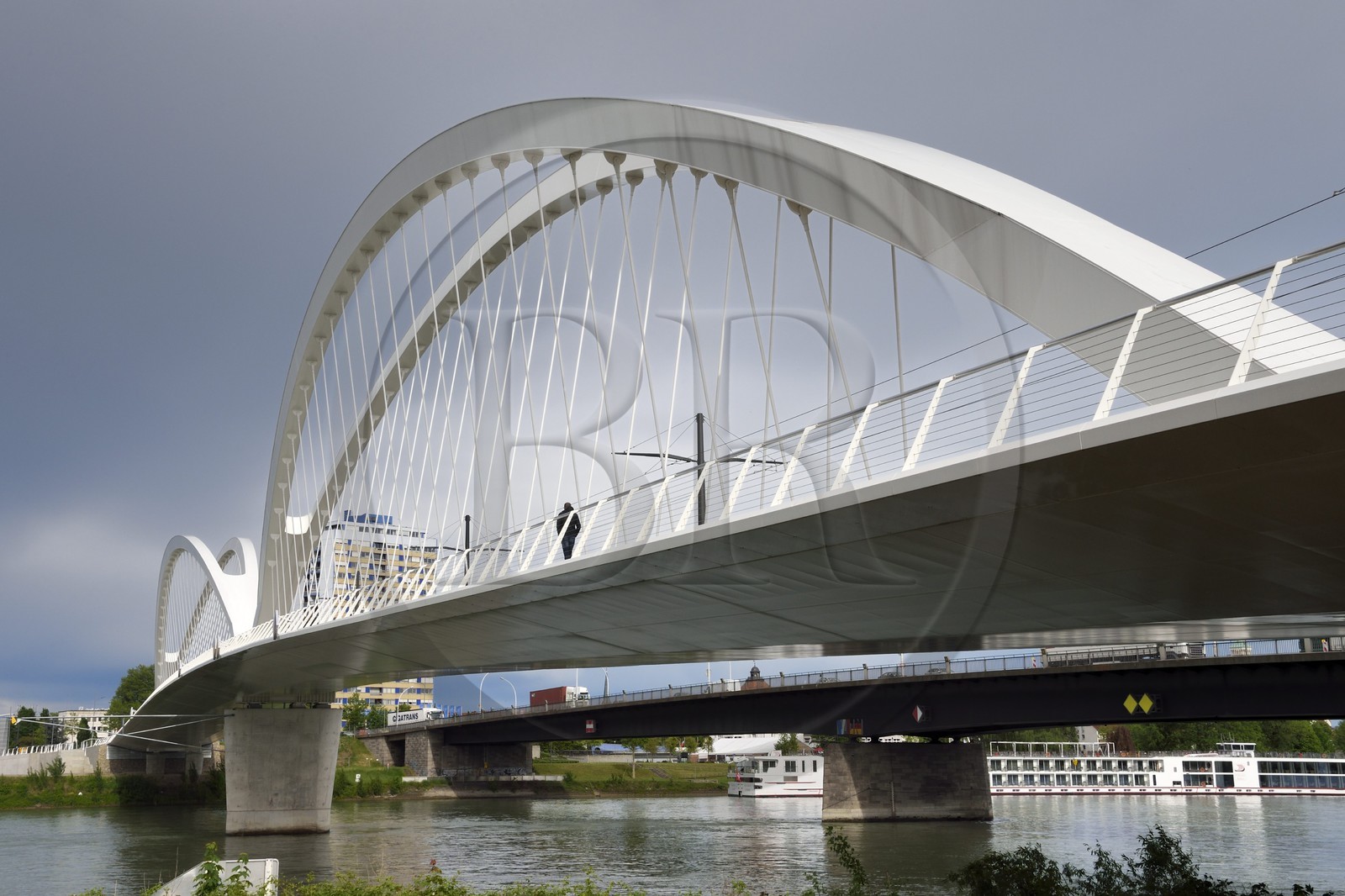 France, Bas-Rhin (67), Strasbourg, le pont piéton, vélo et du tram de la ligne D sur le Rhin reliant Strasbourg à Kehl en Allemagne inauguré le 28 avril 2017 appelé pont Beatus Rhenanus