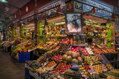 Espagne, Andalousie, Séville, quartier de Triana, le marché couvert de Triana, étal de marchand de fruits et légumes
