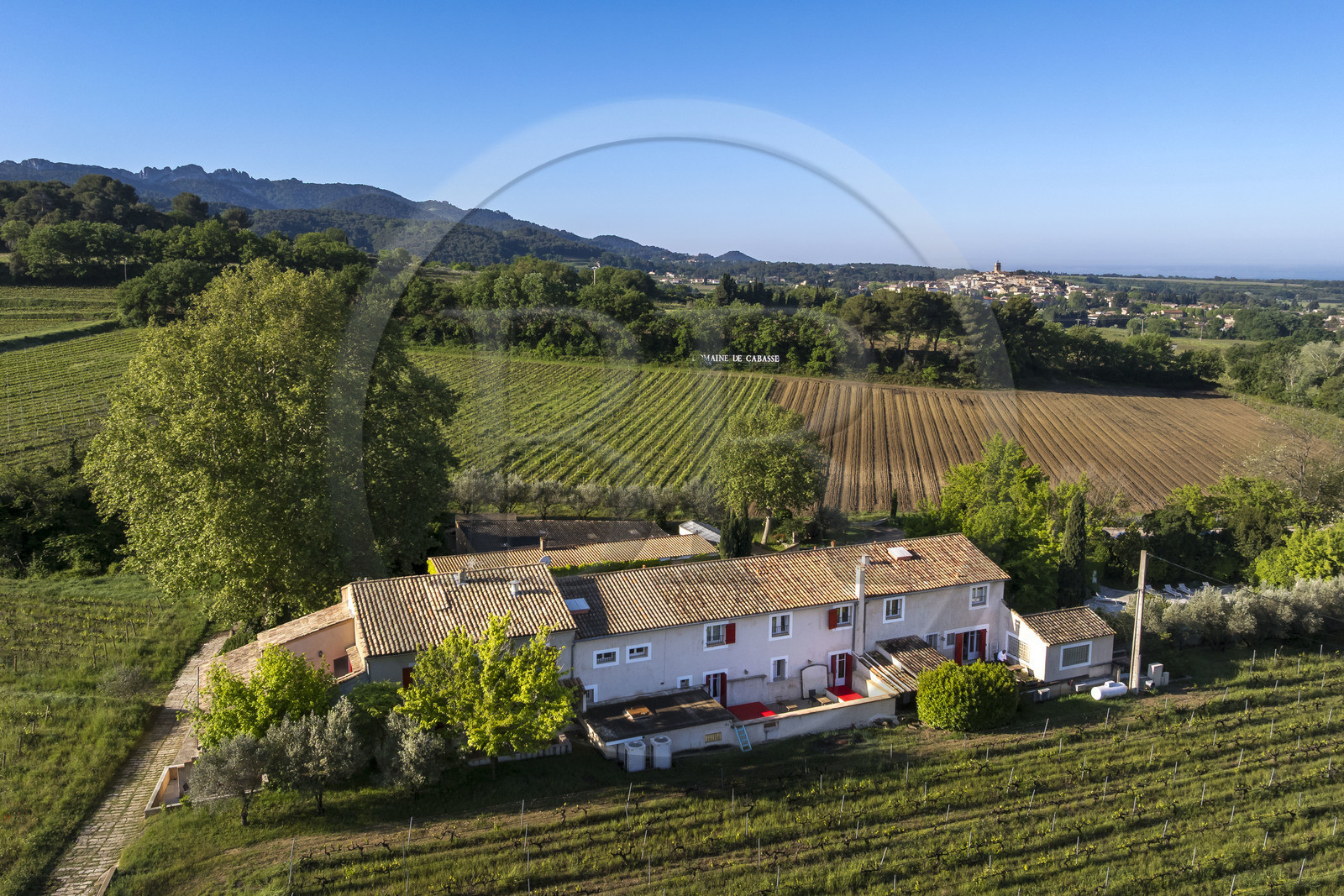 France, Vaucluse (84), Dentelles de Montmirail, le village médiéval de Séguret, labellisé Les Plus Beaux Villages de France, Hotel Domaine de Cabasse (vue aérienne)