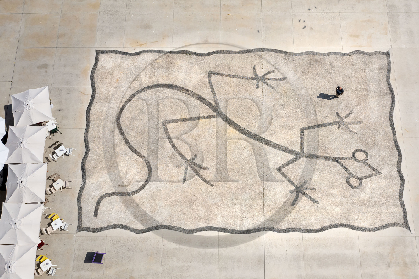 France, Alpes-Maritimes (06), Menton, la vieille ville, la calade Au Lézard (Collection Severin Wunderman) orne le parvis du Musée Jean Cocteau (vue aérienne)