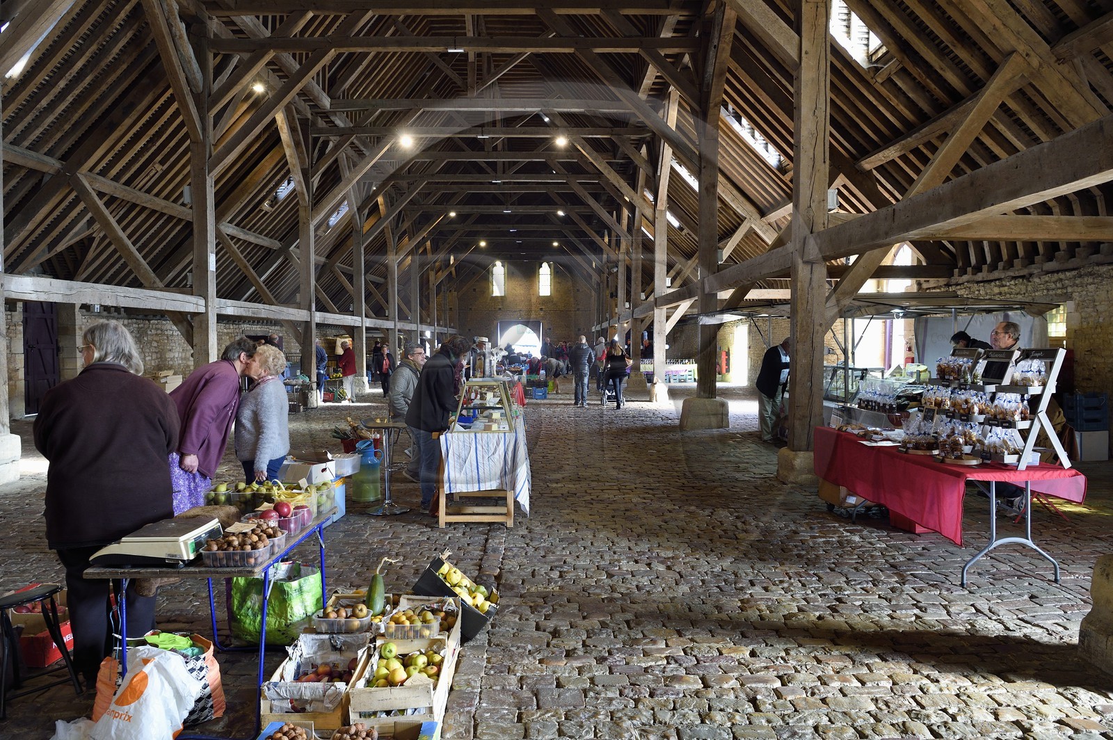 France, Calvados (14), Pays d'Auge, Saint-Pierre-sur-Dives, vente de fruits et légumes sous les halles du XIe siècle reconstruites au XVe siècle