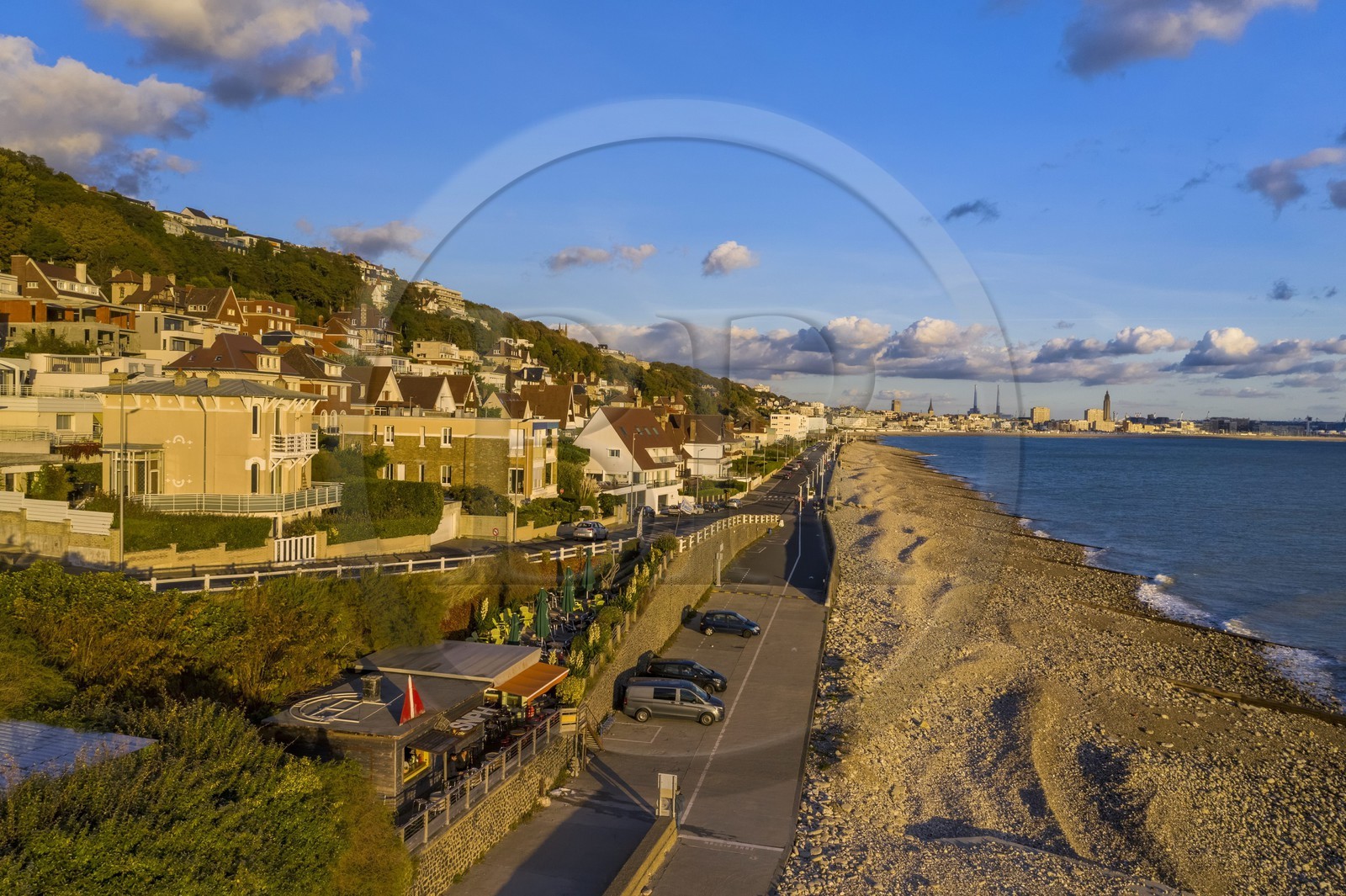 France, Seine-Maritime (76), la commune de Sainte-Adresse prolonge par la côte Le Havre qui est en arrière plan (vue aérienne)