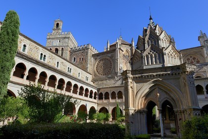 Espagne, Estremadure, Guadalupe, monastère royal de Santa Maria de Guadalupe classé Patrimoine mondial de l'UNESCO, cloître Mudejar construit au XIVe siècle et l'église en arrière plan